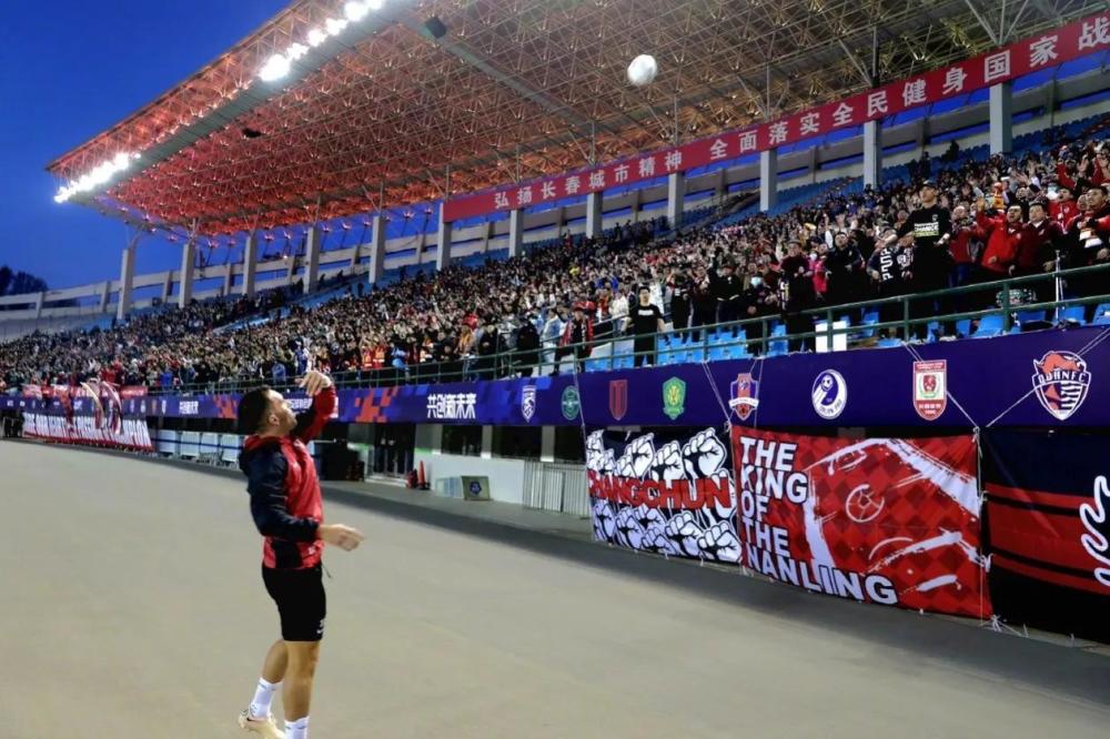  兰斯新球场首秀迎来开门红