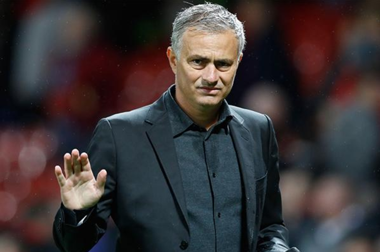  穆里尼奥批罗马防守漏洞，赛后暗示将变阵调整  